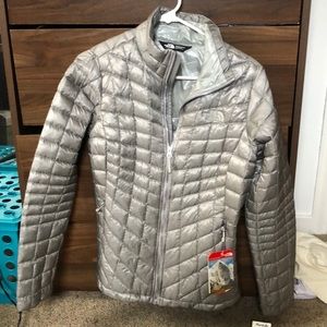 North Face lightweight silver puffy jacket